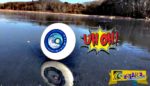 Δείτε τι συνέβη όταν ένας άνδρας πέταξε το frisbee του ενώ βρισκόταν στην επιφάνεια μιας παγωμένης λίμνης!