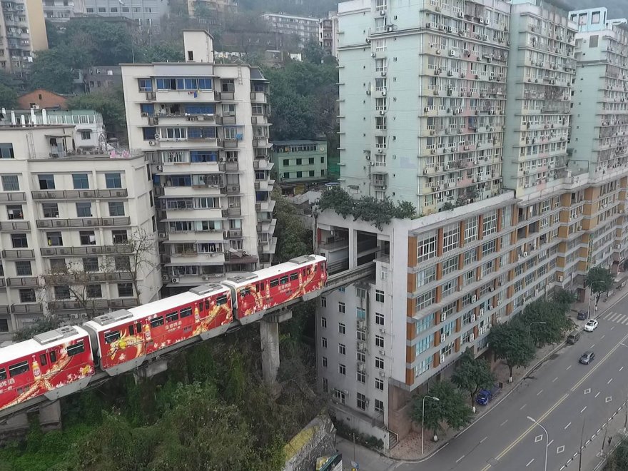 Στην Κίνα τα τρένα κάνουν στάσεις μέσα σε διαμερίσματα πολυκατοικίας!