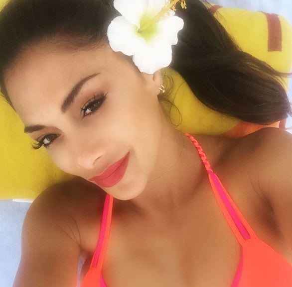 Η Νικόλ Σέρζινγκερ αναστατώνει τα αντρικά πλήθη στην Χαβάη!