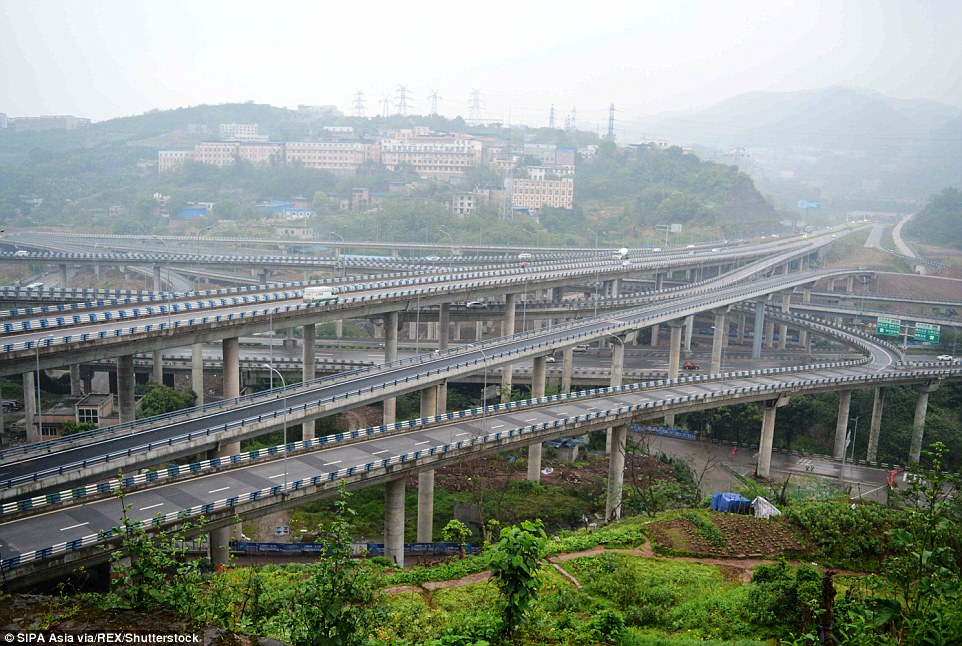 Αυτός ο εξωφρενικός κόμβος στην Κίνα έχει 5 επίπεδα, 20 ράμπες και 8 κατευθύνσεις!