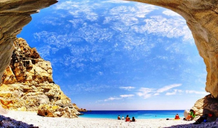 Πού βρίσκονται οι Σεϋχέλλες της Ελλάδας; Η εξωτική παραλία που δημιουργήθηκε κατά λάθος, με τα γαλάζια νερά και τα επιβλητικά βράχια!