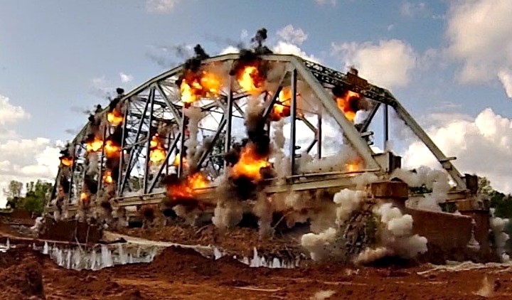 Εντυπωσιακή κατεδάφιση γέφυρας με εκρηκτικά!