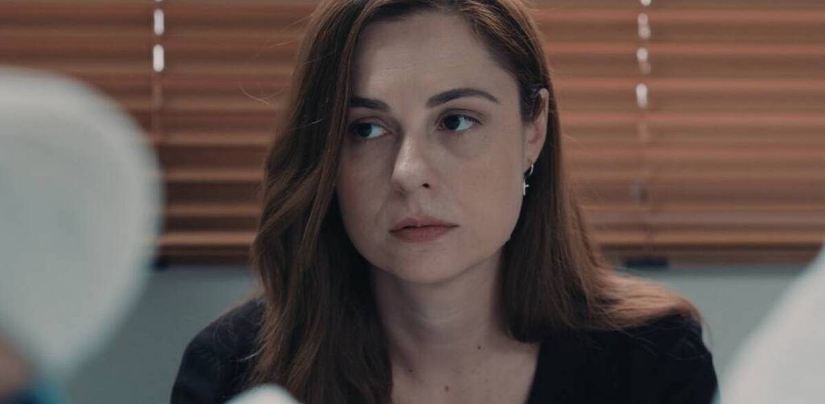 8 Λέξεις Επεισόδια: Ο Σωτήρης ανακοινώνει στην Τζουλιάνα ότι θα ζήσουν στο χωριό