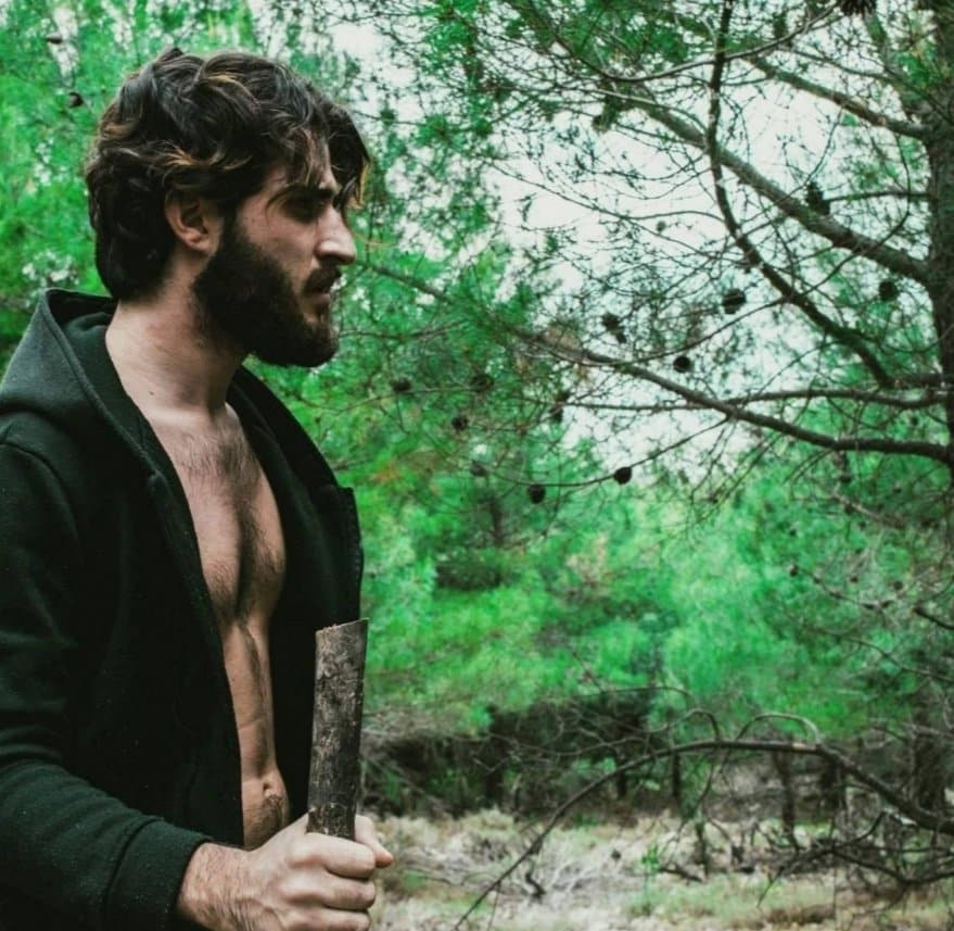 Άγριες Μέλισσες καστ: Ένας τεντιμπόης φτάνει στο Διαφάνι, ανω κάτω ...