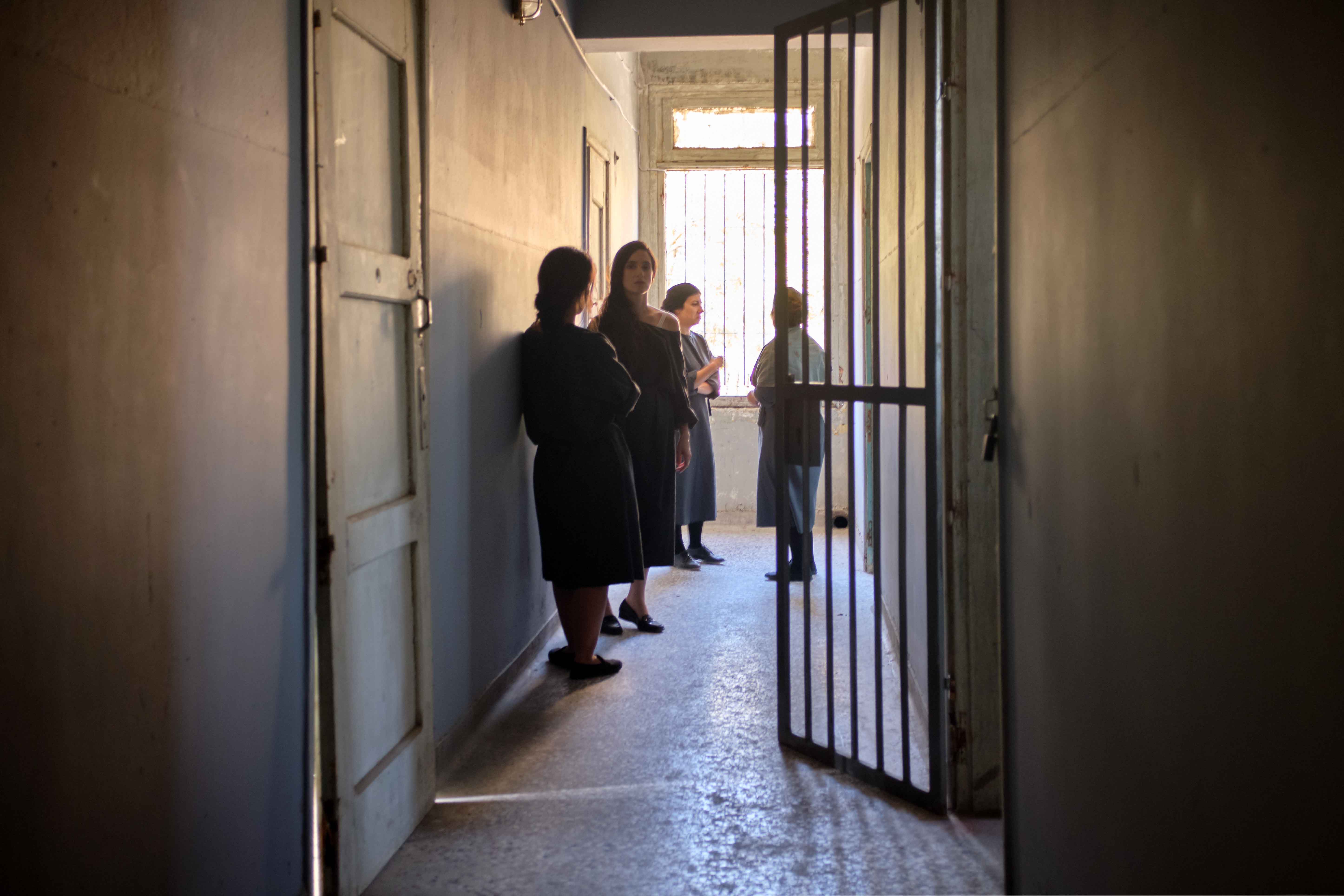 Εξελίξεις στις Αγριες μέλισσες: Η Ελένη ξεσηκώνει τις κρατούμενες για απεργία πεινάς