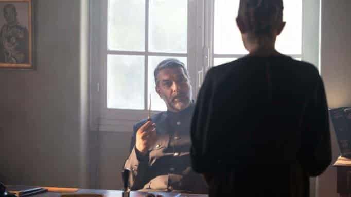 Άγριες Μέλισσες Spoiler: Ο διευθυντή της φυλακής βασανίζει την Ελένη