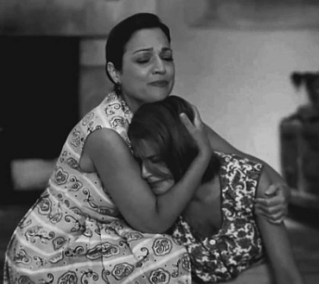 Άγριες Μέλισσες: Η φωτό της Δρόσως  με την Ρίζω πριν φύγει από το Διαφάνι