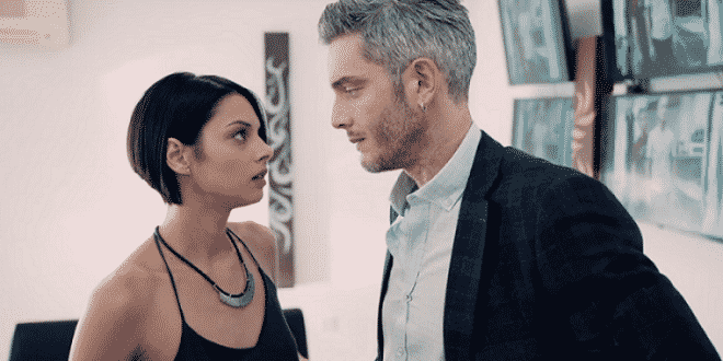 8 Λέξεις Spoiler: Ο γοητευτικός παρουσιαστής - στυγερός δολοφόνος