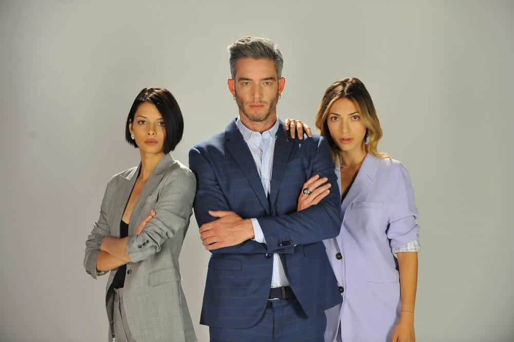 8 Λέξεις Spoiler: Ο γοητευτικός παρουσιαστής - στυγερός δολοφόνος