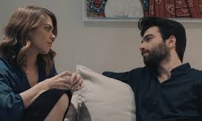 8 Λέξεις Εξελίξεις: Το ατύχημα και η αποκάλυψη της σχέσης 