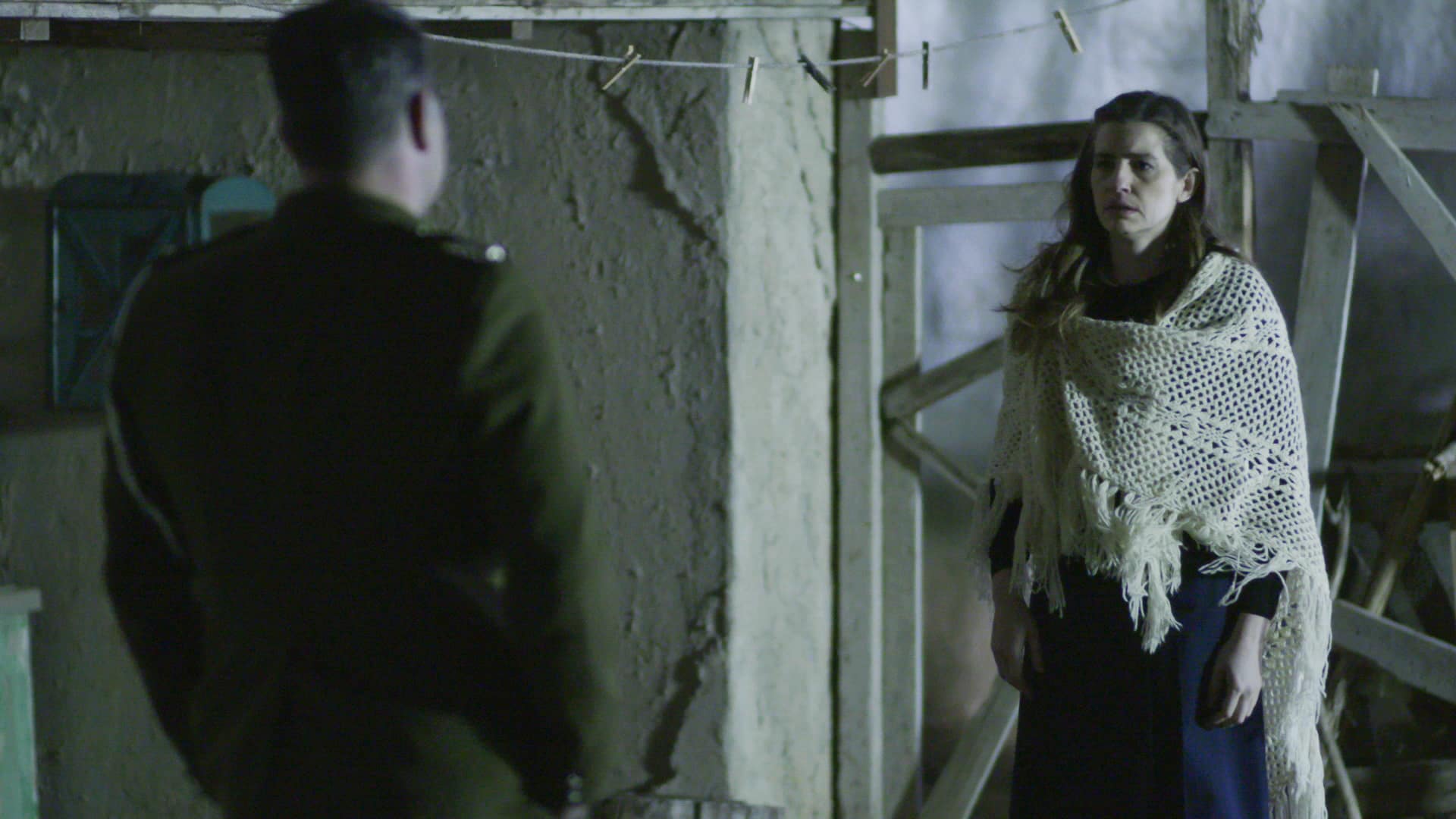 Άγριες Μέλισσες επεισόδια: Προύσαλης, Λάμπρος και Δρόσω προσπαθούν να βρουν την Ελένη αλλά έχει εξαφανιστεί