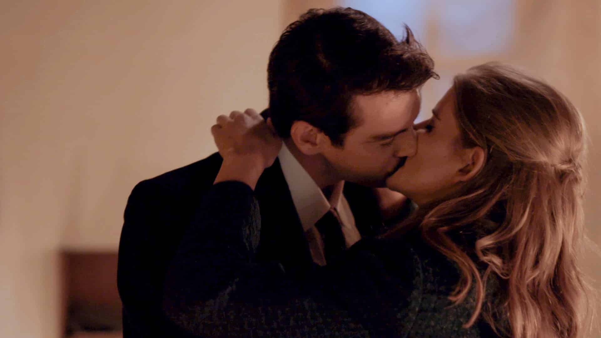 Άγριες Μέλισσες επόμενα επεισόδια: Το πτώμα ενός άνδρα αναστατώνει και πάλη το Διαφάνι