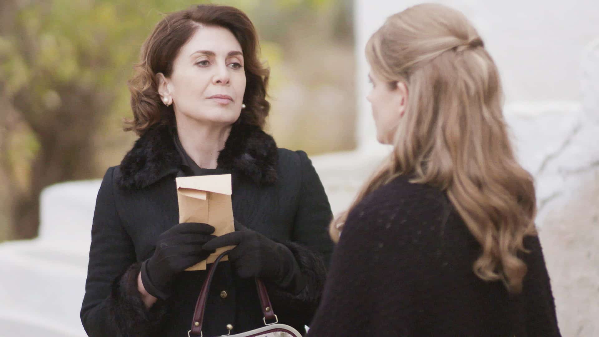 Άγριες Μέλισσες επεισόδια: Ο Νικηφόρος βάζει το Σωτήρη να παρακολουθεί κρυφά την Ασημίνα