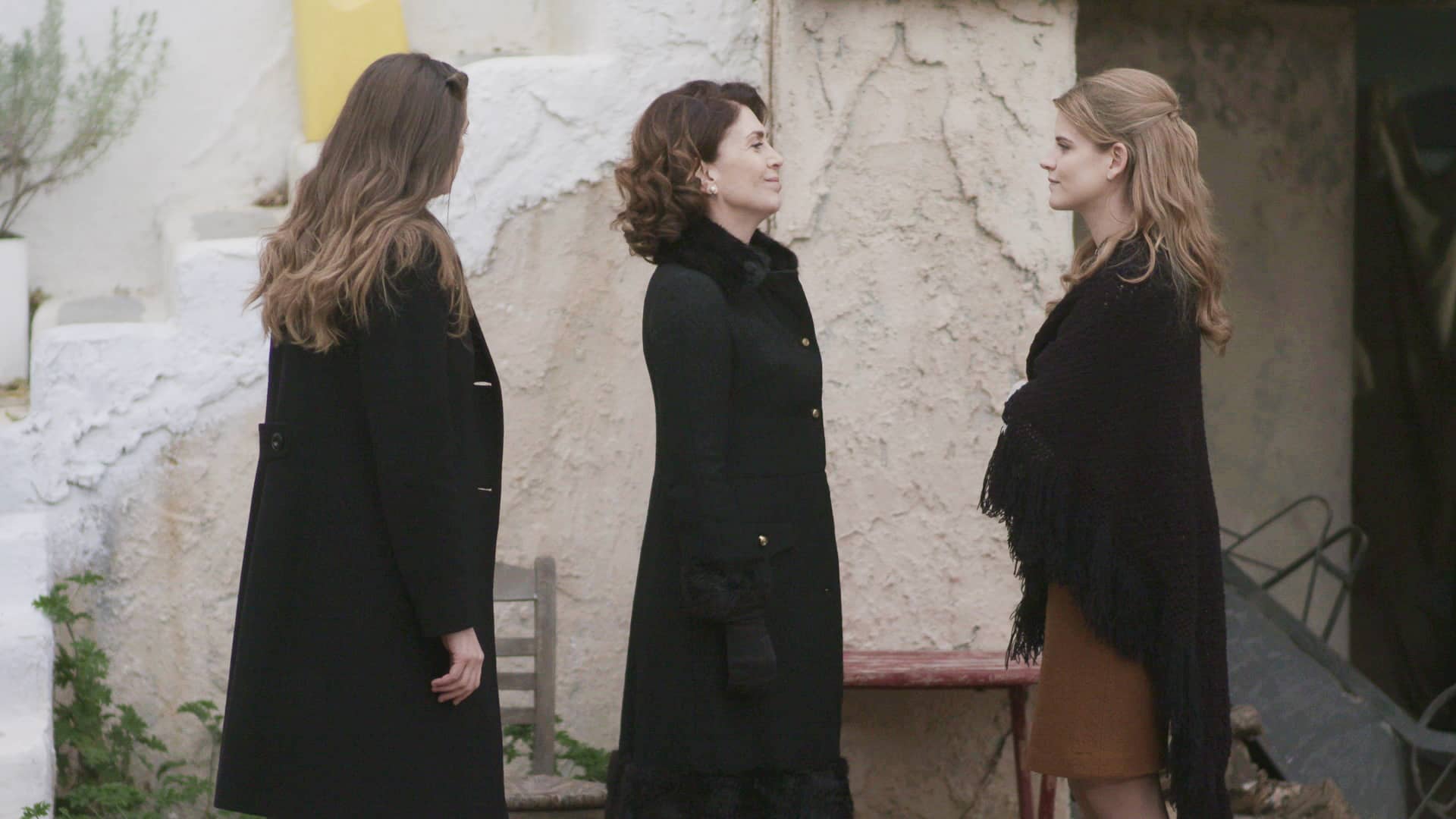 Άγριες Μέλισσες επεισόδια: Ο Νικηφόρος βάζει το Σωτήρη να παρακολουθεί κρυφά την Ασημίνα