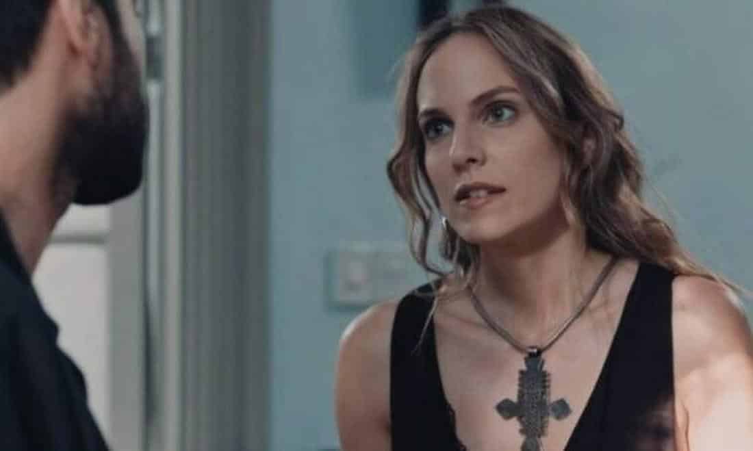 8 Λέξεις Περιλήψεις: Η Σμαράγδα ενδίδει στο φλερτ του Αντώνη - Ο Οδυσσέας ανεβαίνει τον δικό του Γολγοθά