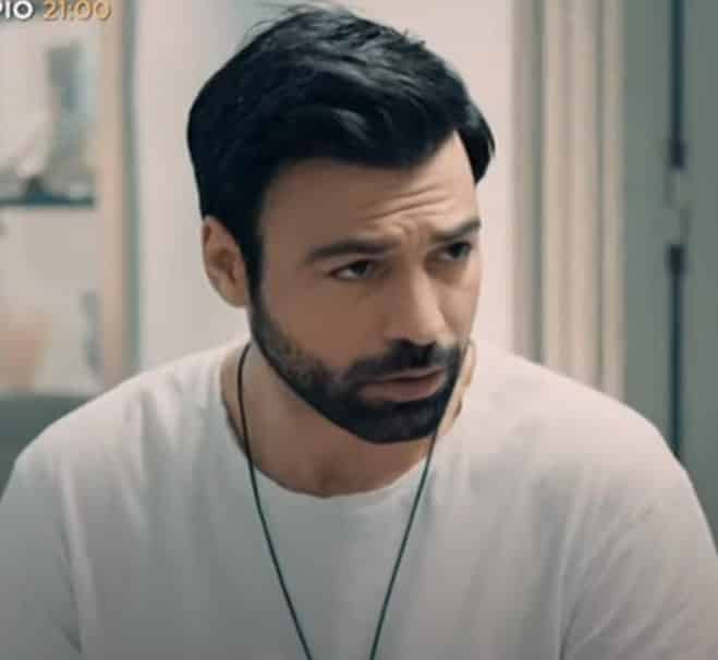 8 Λέξεις 1/12 Επεισόδιο 105-106: Ο Οδυσσέας συνεχίζει να πιέζει τον αστυνόμο