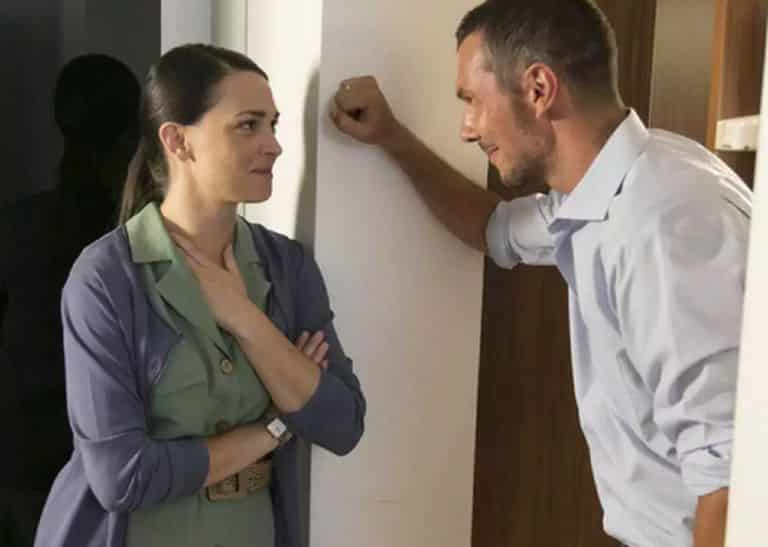 Αγγελική επεισόδια: Η οικογένεια στρέφεται εναντίον του