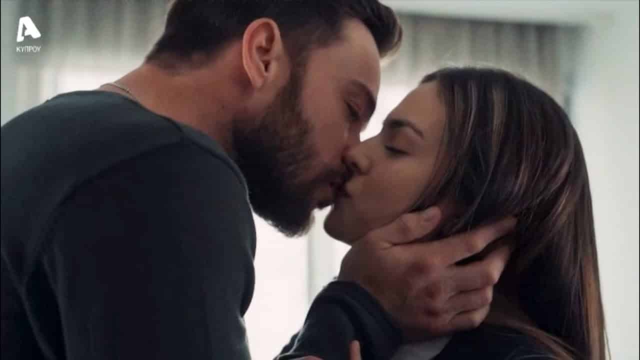 8 Λέξεις τι θα γίνει: Ο Έκτορας αποφασίζει να βάλει τον ύποπτο πολιτικό σε στενή παρακολούθηση