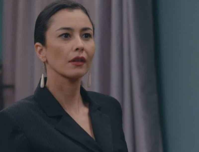 8 Λέξεις επεισόδια: Ο Σίμος προσπαθεί να ξαναφέρει κοντά του τη Σμαράγδα - Ο Οδυσσέας καταρρακωμένος