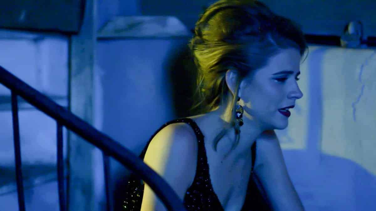 Άγριες Μέλισσες επεισόδια: Η Ελένη ευχαριστεί τον Κωνσταντή που τη βοήθησε