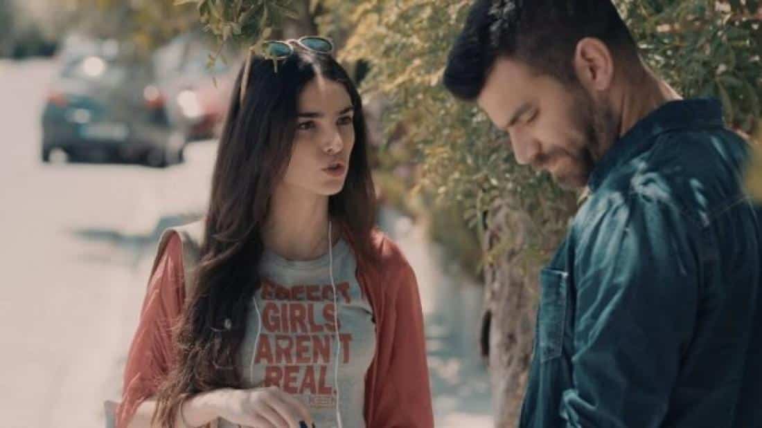 8 Λέξεις: Αυτή είναι η γυναίκα που χωρίζει Σπύρο και Ιφιγένεια 