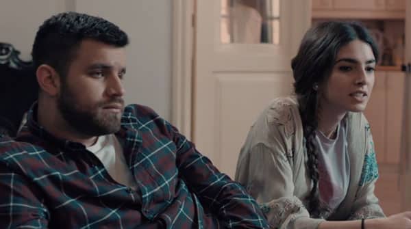 8 Λέξεις: Αυτή είναι η γυναίκα που χωρίζει Σπύρο και Ιφιγένεια 