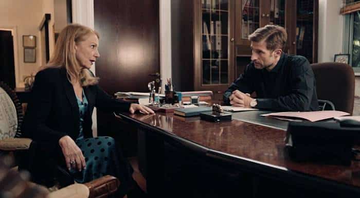 8 λέξεις εξελίξεις: Ο Οδυσσέας ξεκινά τη γονιδιακή θεραπεία στα μάτια του και έκτοτε δείχνει όλο και πιο προβληματισμένος με το θέμα της υγείας του.