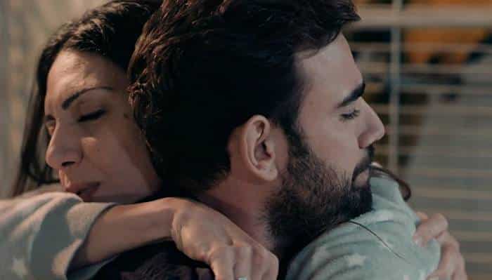 8 λέξεις εξελίξεις: Ο Οδυσσέας ξεκινά τη γονιδιακή θεραπεία στα μάτια του και έκτοτε δείχνει όλο και πιο προβληματισμένος με το θέμα της υγείας του.