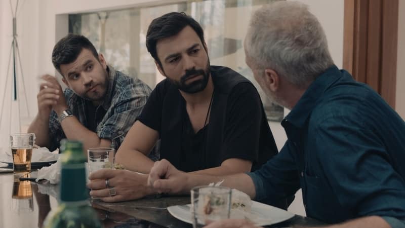 8 Λέξεις: Αυτή είναι η γυναίκα που χωρίζει Σπύρο και Ιφιγένεια 