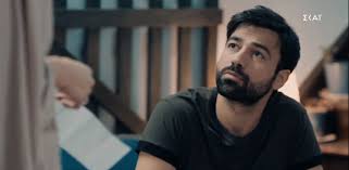 8 Λέξεις Επεισόδια: Ο Οδυσσέας πέφτει σε κατάθλιψη βλέποντας τη ζωή του να διαλύεται 