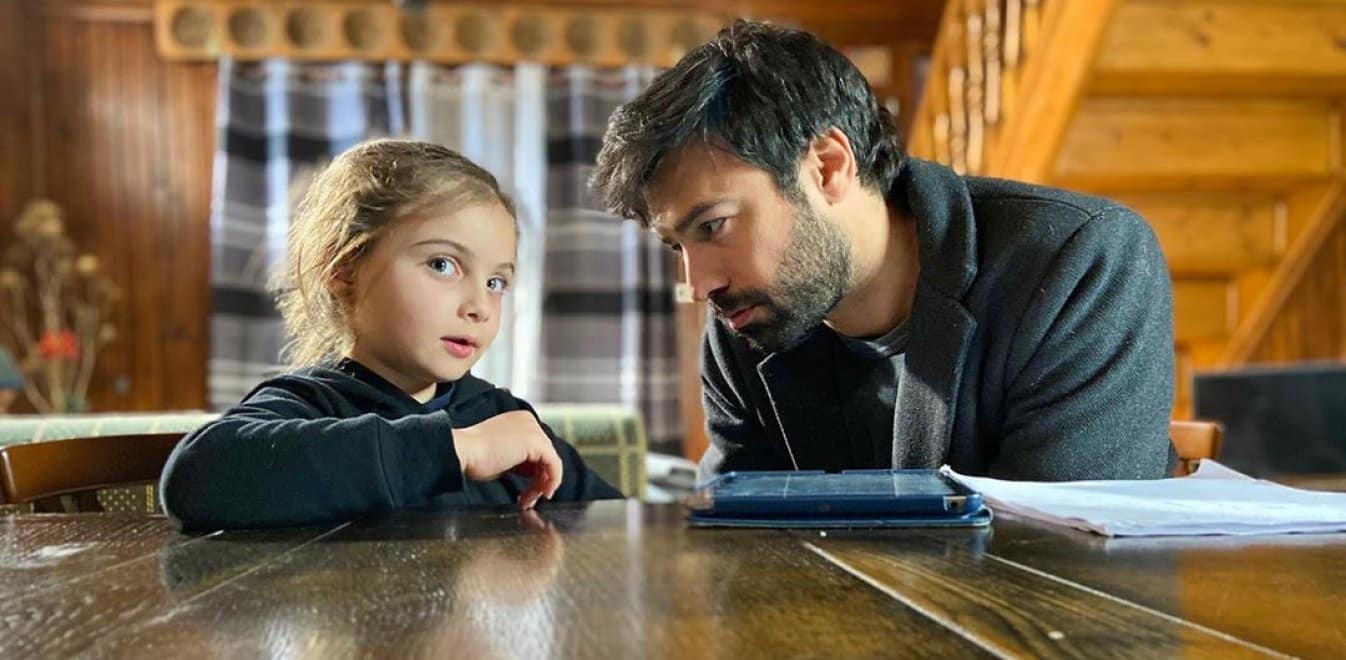 8 Λέξεις Επεισόδια: Απειλούν να πάρουν την Τζουλιάνα