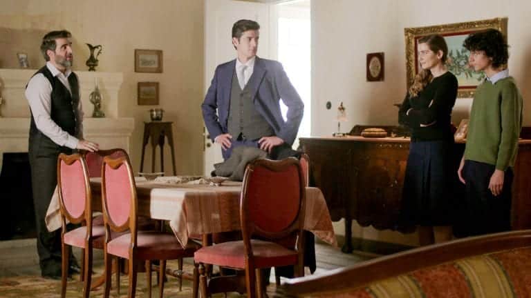 Άγριες Μέλισσες: Ο Μιλτιάδης δένεται με τον μικρό Ευτύχη και ο Λάμπρος του εναντιώνεται