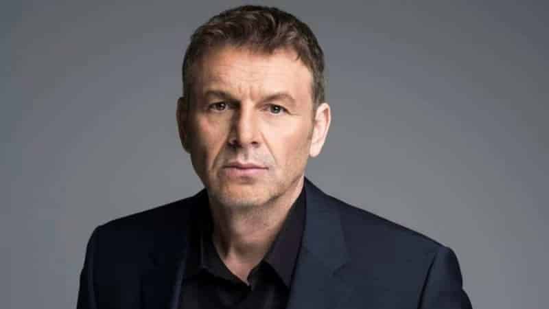 8 Λέξεις: Άγριο ξύλο του Άκη με τον Σίμο - Πιάνονται στα χέρια για τον γάμο