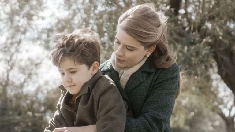 Άγριες Μέλισσες: Η Ασημίνα λυγίζει – Η Δρόσω την βοηθάει