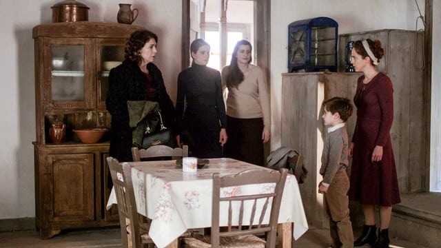 Άγριες Μέλισσες Σήμερα 05/04/21 Επεισόδιο 120 Β Κύκλος – Η Μυρσίνη αποφασίζει να πάει τον Σέργιο στην Ασημίνα