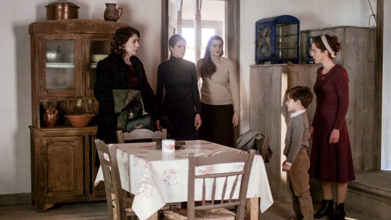 Άγριες Μέλισσες: Η Μυρσίνη συμμαχεί με την Ασημίνα - Η παρέμβαση της αστυνομίας