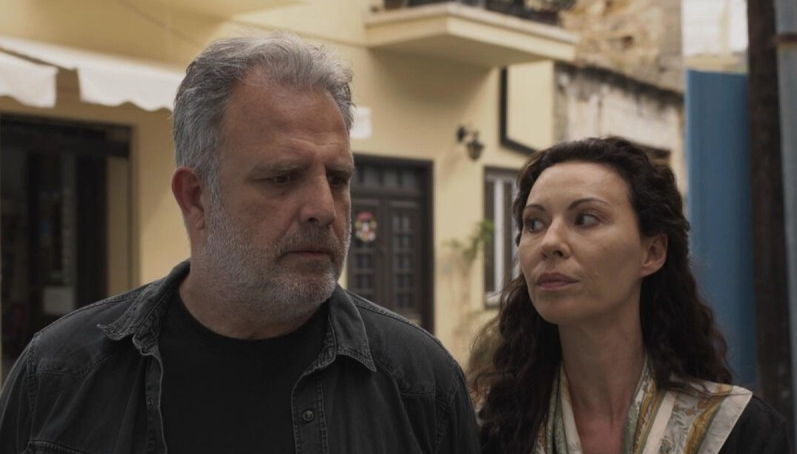 Η Γη της Ελιάς: Νέος έρωτας για την Ιουλία - Τρελός από ζήλεια ο Στάθης Μεθάει και εισβάλλει στο σπίτι της