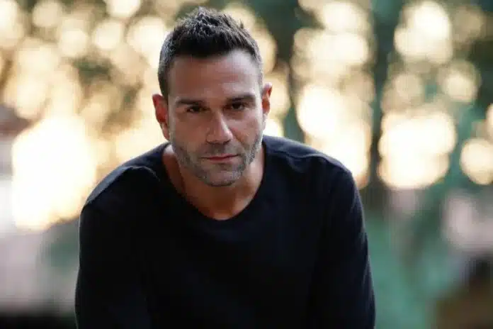 Η γη της ελιας: Ξυλοκοπούν άγρια τον Μάνο