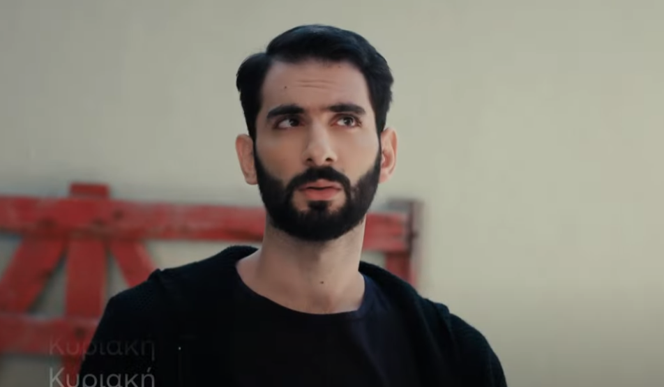 Η Γη Της Ελιάς Γ Κύκλος – Επεισόδιο 52: Το παρελθόν του Λυκούργου Η Γη Της Ελιάς Γ Κύκλος – Επεισόδιο 52: Το παρελθόν του Λυκούργου Η Ιουλία, απαρηγόρητη από τη στάση της Αριάδνης, αναζητά τρόπους να επανορθώσει τη σχέση τους, αλλά ο Στάθης την κατηγορεί για την επίδειξη του πλούτου της. Αυτή η κατάσταση θα την οδηγήσει σε μια απρόσμενη απόφαση που θα επηρεάσει τις σχέσεις της με την κόρη της διότι πρέπει να επανορθώσει. Η Χάιδω, μοιραζόμενη τον πόνο της για τον χωρισμό με τον Λυκούργο με τη Μαργαρίτα, θα λάβει συμβουλές που θα την βοηθήσουν να δει την κατάσταση από μια διαφορετική οπτική γωνία, ενώ άφιξη της Λουκίας, μιας παλιάς γνωριμίας του Λυκούργου, θα φέρει νέες προκλήσεις και θα αναστατώσει τις ισορροπίες. Η παρουσία της θα αποκαλύψει μυστικά από το παρελθόν του Λυκούργου που θα επηρεάσουν τις σχέσεις του με τους υπόλοιπους χαρακτήρες. Όπως ολα δείχνουν ο Λυκούργος δεν ήταν και τοσο ηθικός απο οσο δείχνει! Η Δήμητρα και ο Κουράκος, μετά από μια σειρά αντιπαραθέσεων, θα βρεθούν αντιμέτωποι με τα αληθινά τους συναισθήματα. Ένας έντονος καβγάς θα τους φέρει πιο κοντά, αναγκάζοντάς τους να αναθεωρήσουν τις προηγούμενες στάσεις τους και να ανακαλύψουν μια νέα δυναμική στη σχέση τους. Τέλος, ο Δημοσθένης, ανοίγοντας το κλεμμένο χρηματοκιβώτιο, ανακαλύπτει τη χειρόγραφη διαθήκη του Ισίδωρου. Ένα απόσπασμα της διαθήκης θα τον βυθίσει σε μεγάλη απορία, αποκαλύπτοντας ένα μυστικό που θα αλλάξει τα πάντα. Η ανακάλυψη αυτή θα τον οδηγήσει σε μια νέα, επικίνδυνη πορεία, αναζητώντας απαντήσεις που θα επηρεάσουν όχι μόνο τον ίδιο αλλά και τους γύρω του. Ο Δημοσθένης θα κάνει ένα ταξίδι που θα τον φέρει σε μια μεγάλη αποκάλυψη! Καθώς τα μυστικά αποκαλύπτονται και οι σχέσεις δοκιμάζονται, τα επόμενα επεισόδια υπόσχοντες να είναι γεμάτα συγκίνηση, ανατροπές και απρόβλεπτες εξελίξεις. Για την αρχική σελίδα της σειράς του Mega – « Η Γη Της Ελιάς » πατήστε ΕΔΩ, και για ακόμη περισσότερα spoilers ΕΔΩ