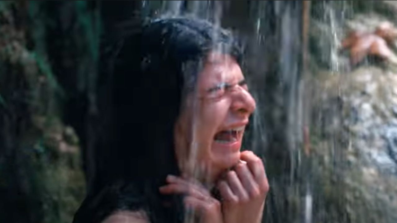 Οι Ψυχοκόρες - Βάφει τα χέρια της με αίμα