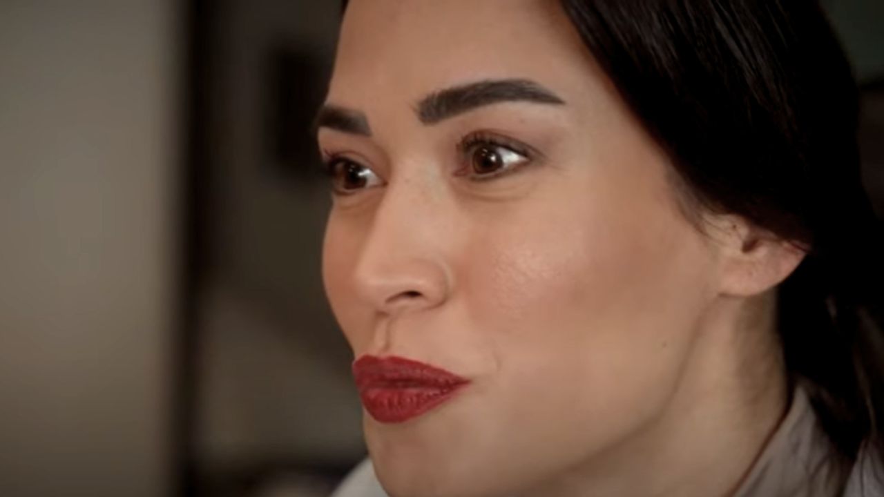 Bahar επεισόδια - Ξυλοφορτώνει την Ρεγκίν